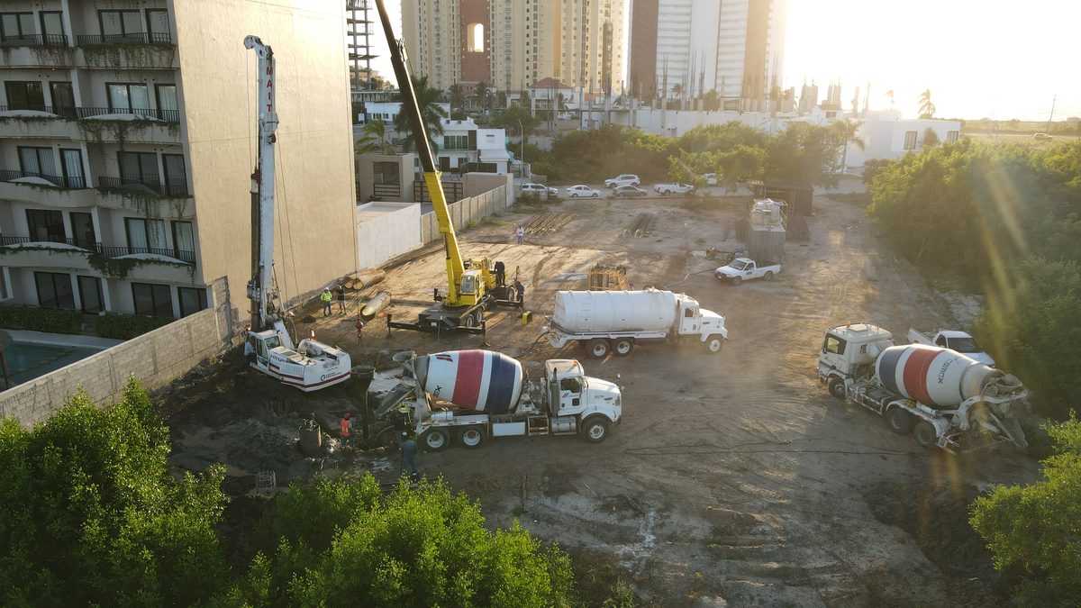 Colado de cimentación profunda en obra frente al malecón